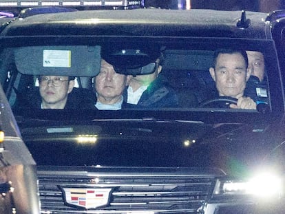 Yoon Suk-yeol (en el centro), el miércoles en el vehículo en el que fue conducido al centro de detención de Uiwang tras su arresto.