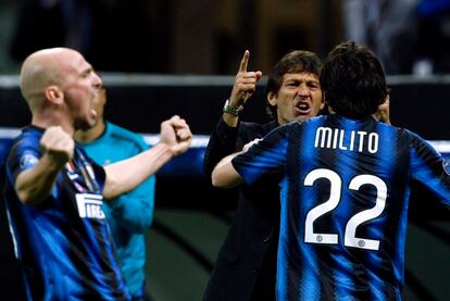 Milito volvió a adelantar al Inter (2-1). El punta argentino corrió al banquillo a festejarlo con su técnico, Leonardo.