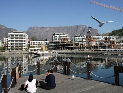 Unas trabajadores toman su almuerzo en una rampa en Ciudad del Cabo. Sud&aacute;frica.