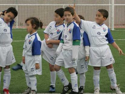 Varios alumnos de la escuela de fútbol Mestalla-San Blas.