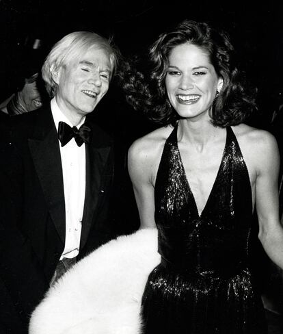 Andy Warhol y Barbara Allen en 1977.