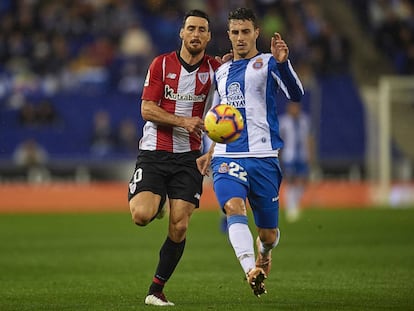 Hermoso ante Aduriz, en el Espanyol-Athletic. 