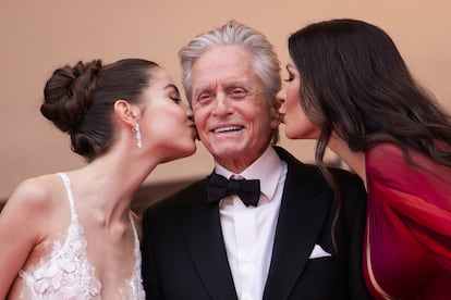 Catherine Zeta-Jones, Michael Douglas y Carys Zeta Douglas posan en la escalera del Palais de Cannes.