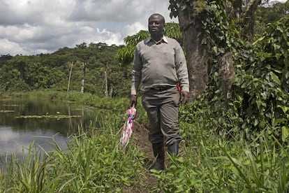 El director de la reserva, Bitomwa Onesiphore Lukangyu, visita con regularidad las comunidades y aldeas de la zona.