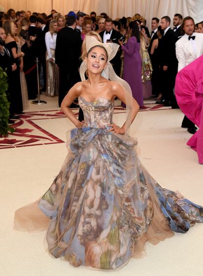 Ariana Grande y su vestido estampado con el cuadro el 'Juicio final' de Miguel Ángel de la Capilla Sixtina. Lo firma Vera Wang.