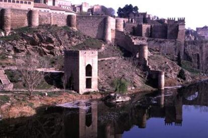 El río Tajo, a su paso ante las murallas de Toledo.