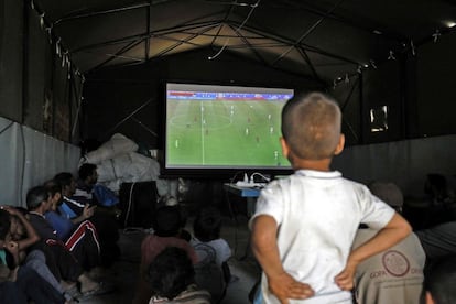 Sírios veem um jogo da Copa do Mundo da Rússia 2018 desde no campo de refugiados de Ain Issa em Raqqa (Síria), no dia 17 de junho de 2018.