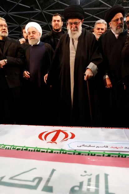 El ayatolá Alí Jamenei (centro) ha vuelto a advertir de que habrá una "dura venganza" contra los responsables de la muerte de Soleimani y ha añadido que "el camino de la resistencia se mantendrá con vigor".