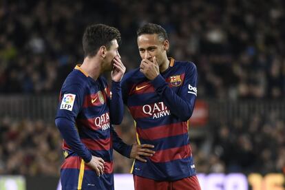 Messi conversa con Neymar durante el partido.