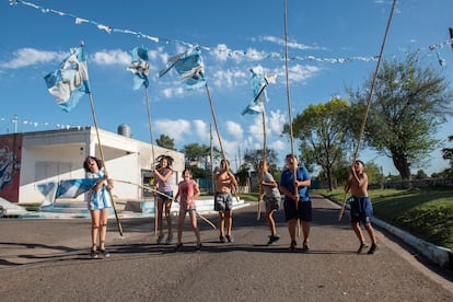 Un grupo de niños en Rosario festeja el triunfo por tres goles a cero de la selección argentina frente a Croacia en la semifinal del mundial.