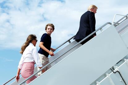 El presidente Trump, la primera dama, Melania Trump, y su hijo Barron embarcan en el Air Force One en la base Andrews en Maryland para pasar una semana en el Club Nacional de Golf Trump, el 30 de junio de 2017.
