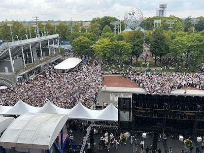 Embudos de aficionados en los exteriores de la Arthur Ashe.