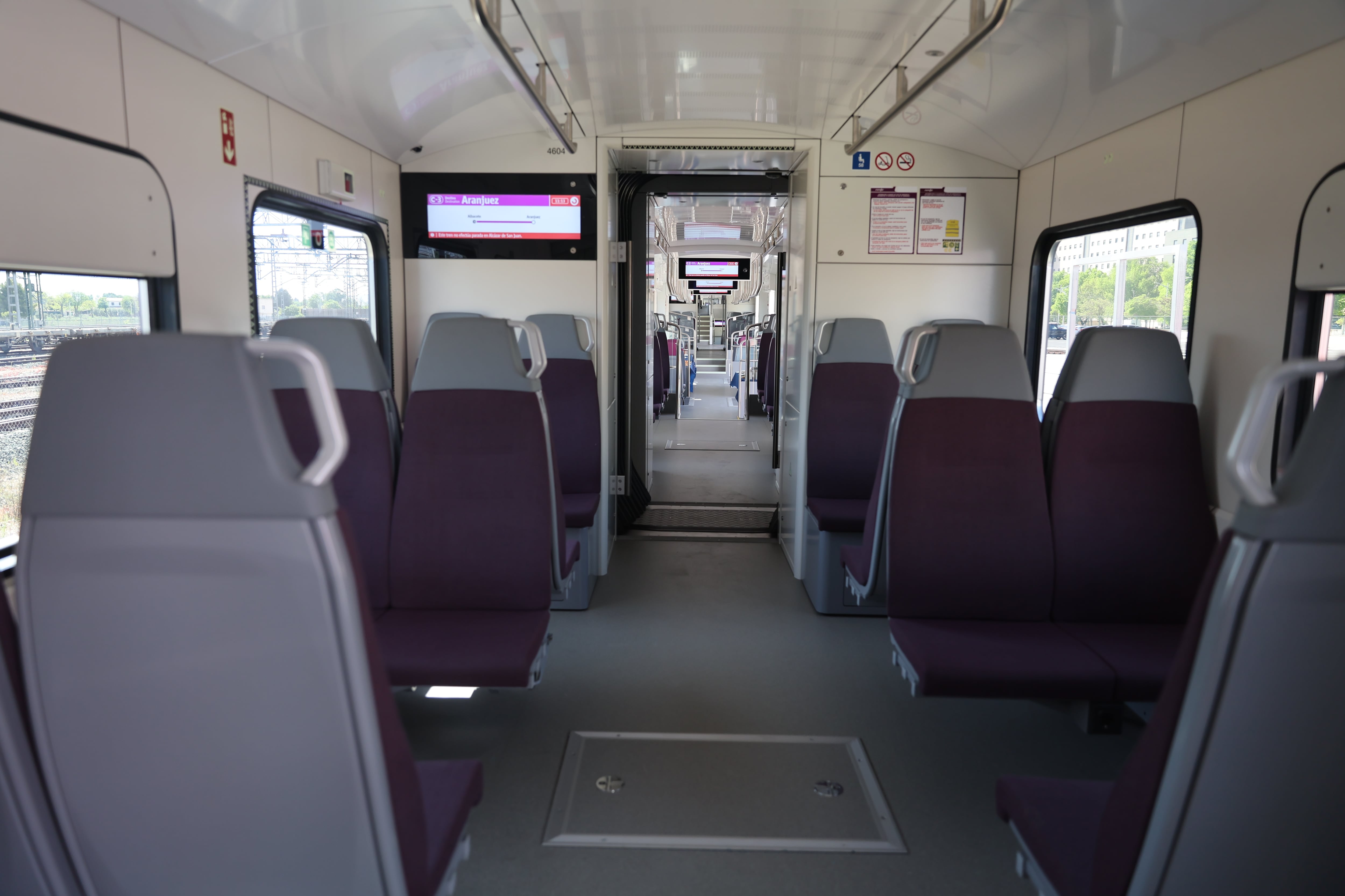 Interior del tren de Stadler que será operador por Renfe en Cercanías de Madrid.
