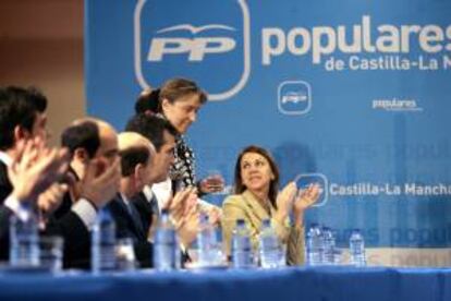 La presidenta del Partido Popular de Castilla-La Mancha y secretaria general del PP, María Dolores de Cospedal (d), y la líder del partido en la provincia, Ana Guarinos (2d), aye durante el Comité de Dirección de la formación provincial.