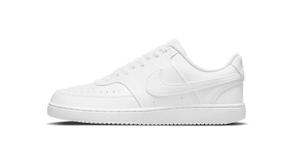 Zapatillas Nike sobre fondo blanco.