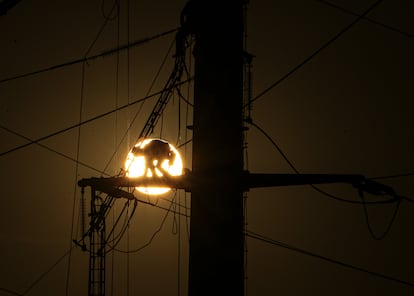 Un hombre trabaja con los cables de alta tensión en Santiago, en agosto de 2020.