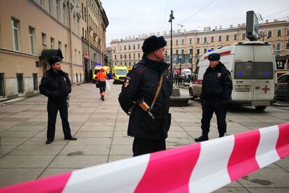 Oficiales de policía vigilan la entrada del metro del Instituto Tecnológico, en San Petersburgo. 