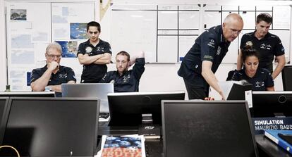 Centro de Control de la Misión del avión Impulse II en Mónaco, mientras controlan los progresos del aparato, propulsado con energía solar, durante su viaje para cruzar el Atlántico Norte.