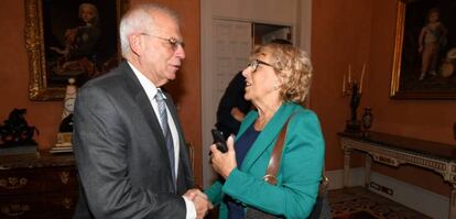 Josep Borrell y Manuela Carmena en el palacio de Viana.