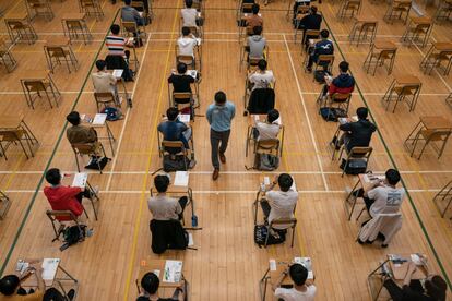 Estudiantes de secundaria durante los exámenes del Diploma de Educación Secundaria (DSE) en Hong Kong.