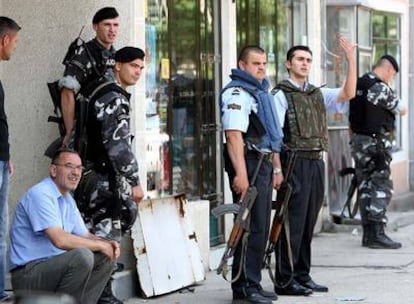 Oficiales de la policía de Macedonia resguardan un colegio electoral en la capital, Skopje