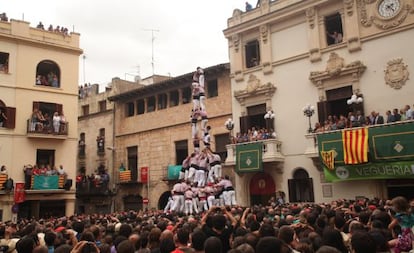 La 'colla' Minyons de Terrassa durante su actuación en la Diada de Sant Fèlix en la plaza de la Vila en Vilafranca del Penedès.