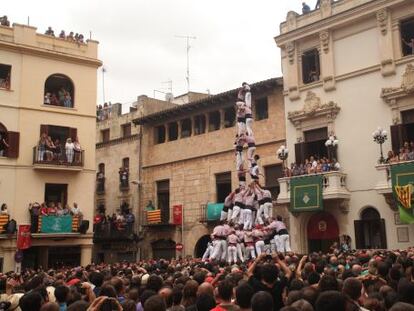 La 'colla' Minyons de Terrassa durante su actuación en la Diada de Sant Fèlix en la plaza de la Vila en Vilafranca del Penedès.