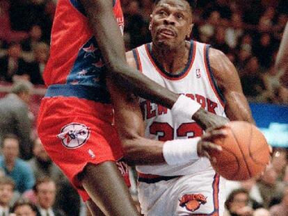 Manute Bol, a la izquierda, y Patrick Ewing, en 1993.