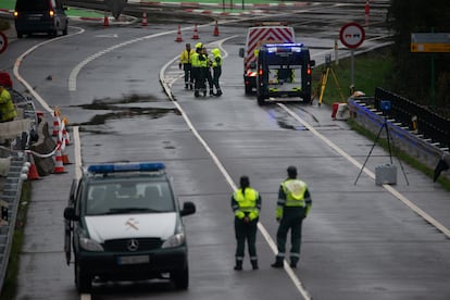 Un equipo de la Guardia Civil participaba el miércoles en la reconstrucción del accidente del autobús siniestrado en el río Lérez.