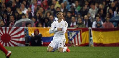 Cristiano Ronaldo, cruzado de brazos sobre el césped del Vicente Calderón.