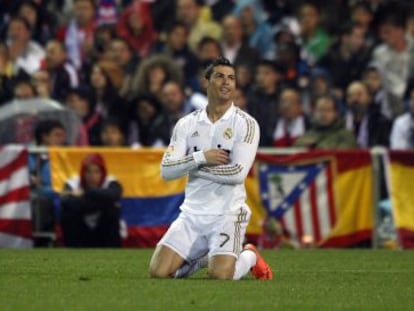 Cristiano Ronaldo, cruzado de brazos sobre el césped del Vicente Calderón.