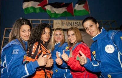 De izquierda a derecha, Marah Zahalka, Noor Daoud, Maysoon Jayyusi (la entrenadora), Betty Saadeh y Mona Ennab.
