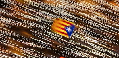 Una bandera independentista ondea durante una manifestación en Barcelona, el 11 de noviembre.