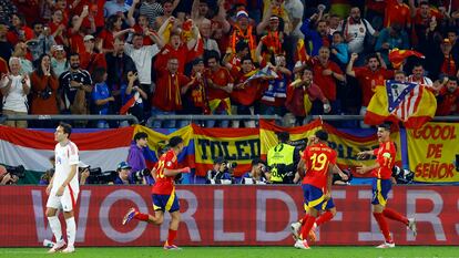 Jugadores de la selección española celebran un gol en propia puerta ante Italia.