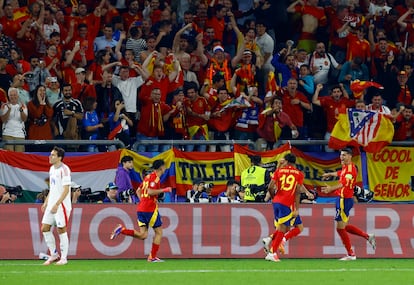 Jugadores de la selección española celebran un gol en propia puerta ante Italia.