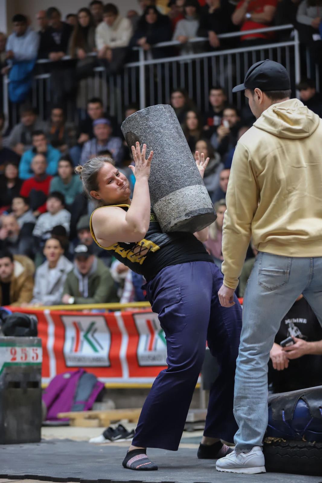 Patricia Martín, durante el campeonato de Euskadi de levantamiento de piedras.