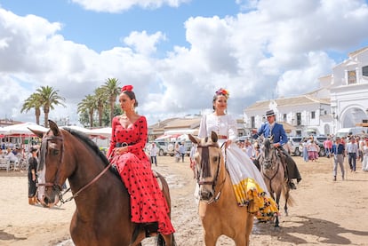 Mujeres a caballo pasean por la aldea en la tarde del sábado.
