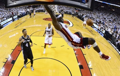 LeBron machaca ante los Spurs.