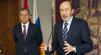 El secretario general del PSOE, Alfredo Pérez Rubalcaba, y el presidente de Canarias, Paulino Rivero.