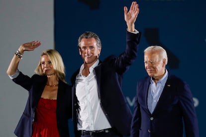 El presidente Joe Biden acompaña a Gavin Newsom y su esposa, Jennifer, en Long Beach.