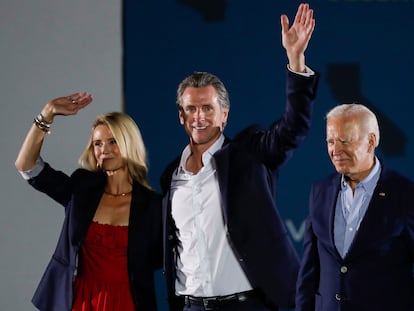 El presidente Joe Biden acompaña a Gavin Newsom y su esposa, Jennifer, en Long Beach.