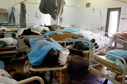 Los cadáveres se amontonan en el hospital de Abu Salim.