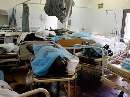 Los cadáveres se amontonan en el hospital de Abu Salim.