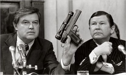 En 1975, el senador Frank Church presidió un comité de investigación sobre la CIA. En la imagen, sostiene una pistola con veneno propiedad de la agencia.