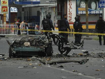 Fuerzas de seguridad vigilan el área en la que los narcotraficantes hicieron estallar un coche bomba en Ciudad Juárez.
