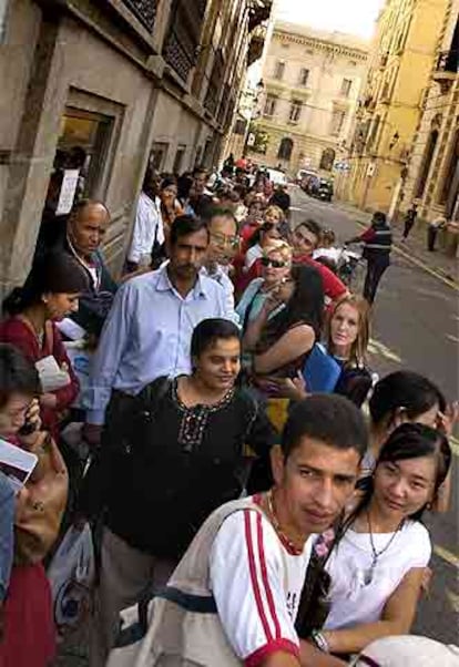 Colas de inmigrantes en la Delegación del Gobierno de Barcelona.