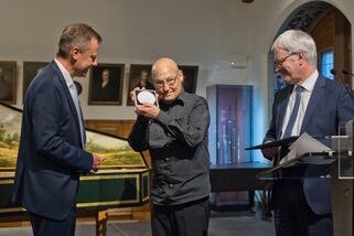 El clavecinista Andreas Staier recibe la Medalla Bach de la Ciudad de Leipzig el pasado viernes en el Antiguo Ayuntamiento junto a Torsten Bonew y Peter Wollny.