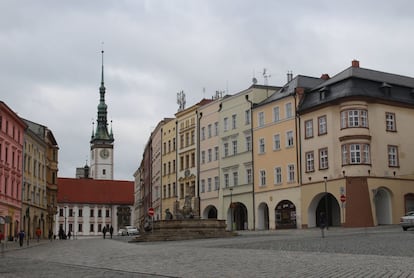 Plaza con la torre del Ayuntamiento de Olomouc al fondo.