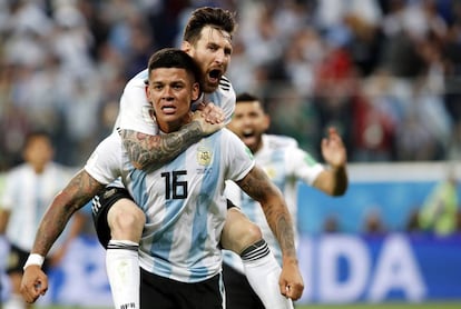 Messi se cuelga de Marcos Rojo para celebrar el gol de Argentina.