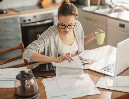 <p>Posibilidad de trabajar desde casa, flexibilidad laboral completa, ayudas económicas para seguir estudiando o para adoptar un bebé, oficinas con zonas de ocio y gimnasio o celebraciones de campeonatos deportivos y fiestas para fortalecer vínculos entre empleados. Estas son algunas de las ventajas que ofrecen las mejores empresas tecnológicas del mundo. Vamos a echar un vistazo a esta lista, que sale de los <em>ránkings</em> realizados por la consultora <a href="https://www.greatplacetowork.com/best-workplaces/technology/2017/large-companies">Great Place to Work junto con la revista <em>Fortune</em></a> (basado en encuestas anónimas de trabajadores), de las plataformas de empleo <a href="https://www.glassdoor.com/Award/Best-Places-to-Work-LST_KQ0,19.htm">Glassdoor</a> e <a href="http://blog.indeed.com/2017/07/06/the-best-places-to-work/">Indeed</a> (a través de opiniones directas de empleados) y la red social laboral LinkedIn (atendiendo a datos como el número de solicitudes de trabajo y al tiempo de permanencia). Incluimos a tres españolas que aparecen en la primera lista.</p>